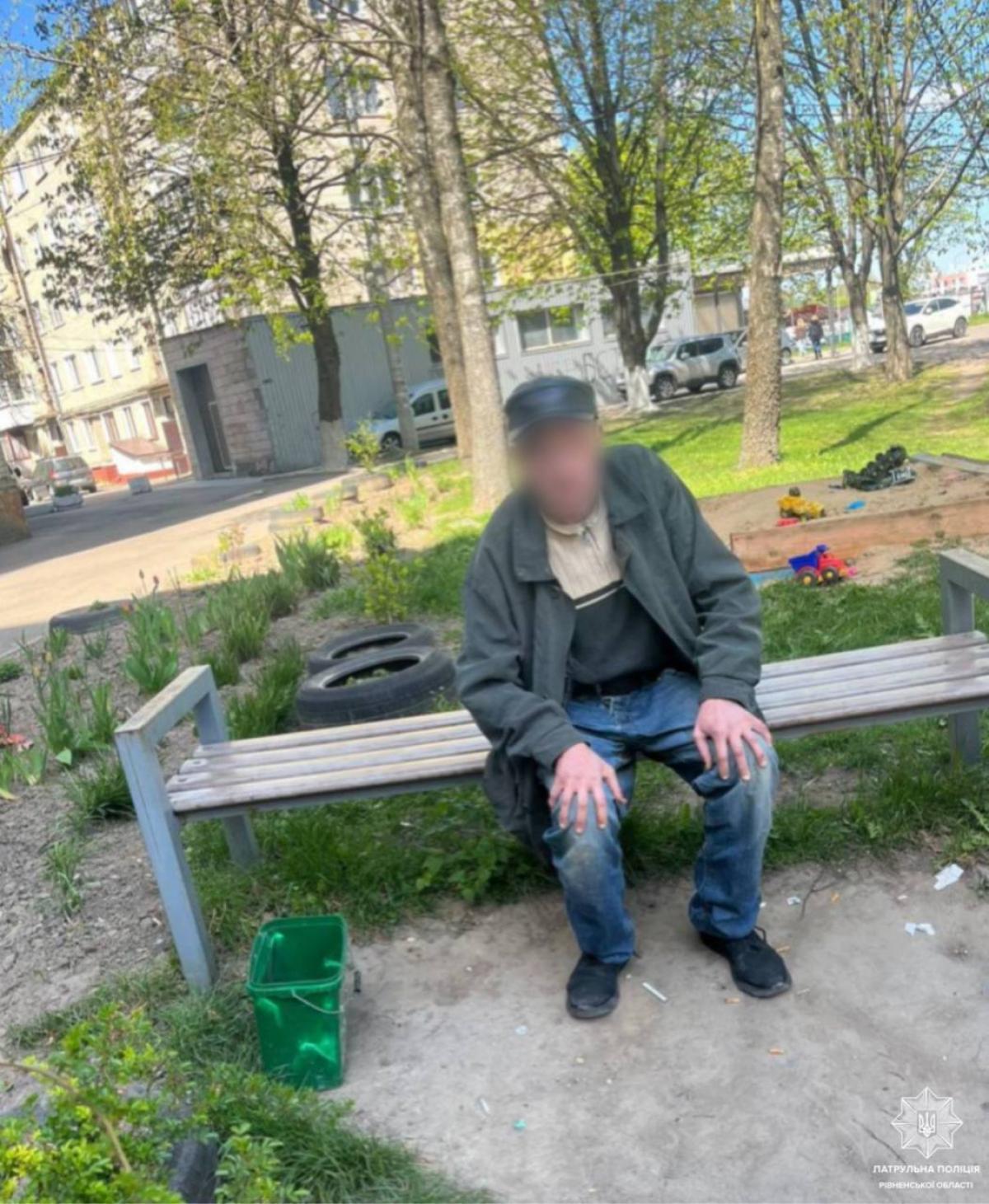 У Рівному небайдужі містяни та патрульні допомогли чоловіку дістатися додому