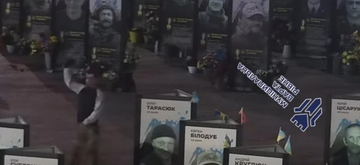 У Рівному чоловік танцював під музику біля портретів загиблих героїв (ВІДЕО)