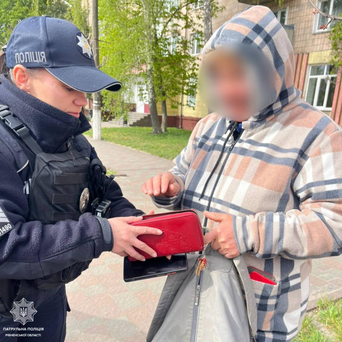 У Сарнах патрульні повернули жінці загублений гаманець з документами