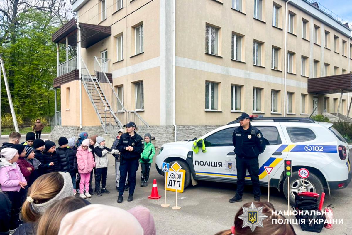 Урок безпеки для наймолодших: поліцейські Рівненщини навчали дітей правил дорожнього руху