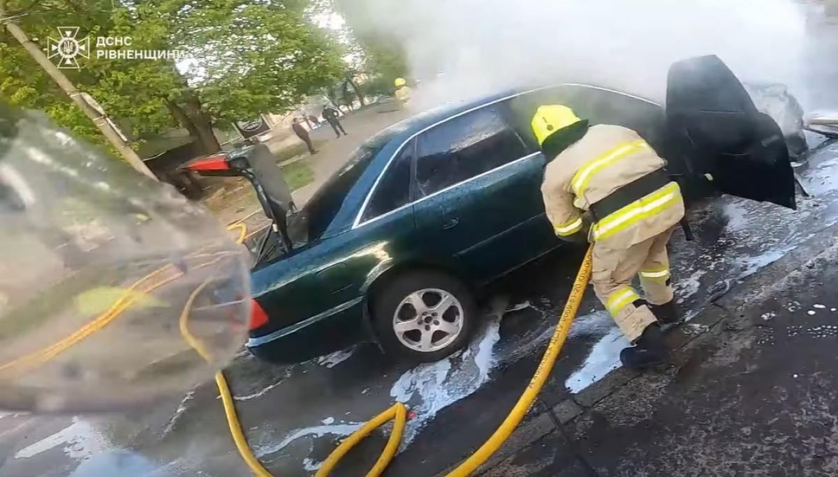 У Рівному на Пересопницькій горіло авто (ВІДЕО)