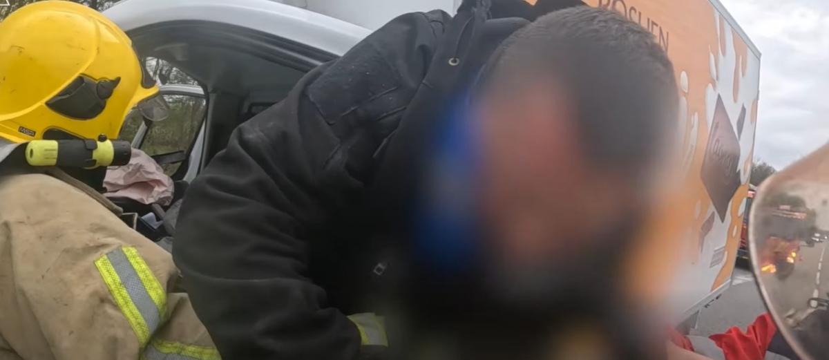 Рятувальники деблокували чоловіка з понівеченого внаслідок ДТП авто