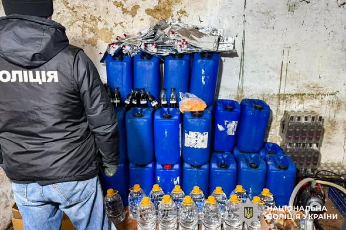 На Рівненщині викрили підпільне виробництво алкоголю: троє зловмисників постануть перед судом