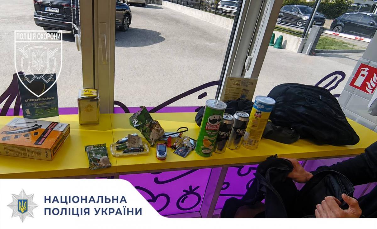 У Рівному чоловік ховав крадений товар у рюкзаку: його затримали поліцейські охорони