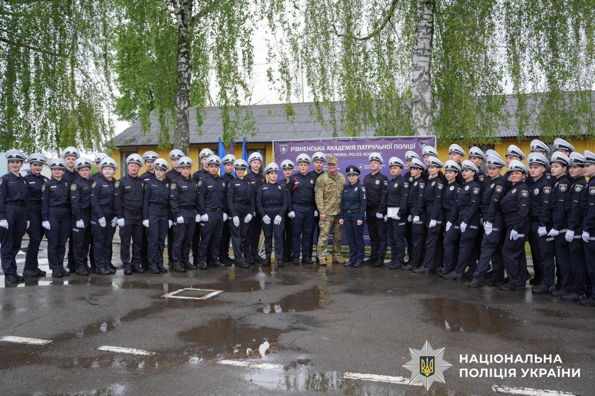 Випускники Рівненської академії патрульної поліції передали дрон для стрілецького батальйону