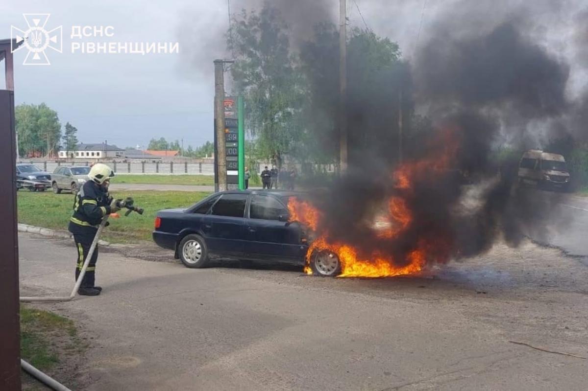 У Березному авто загорілося під час руху 