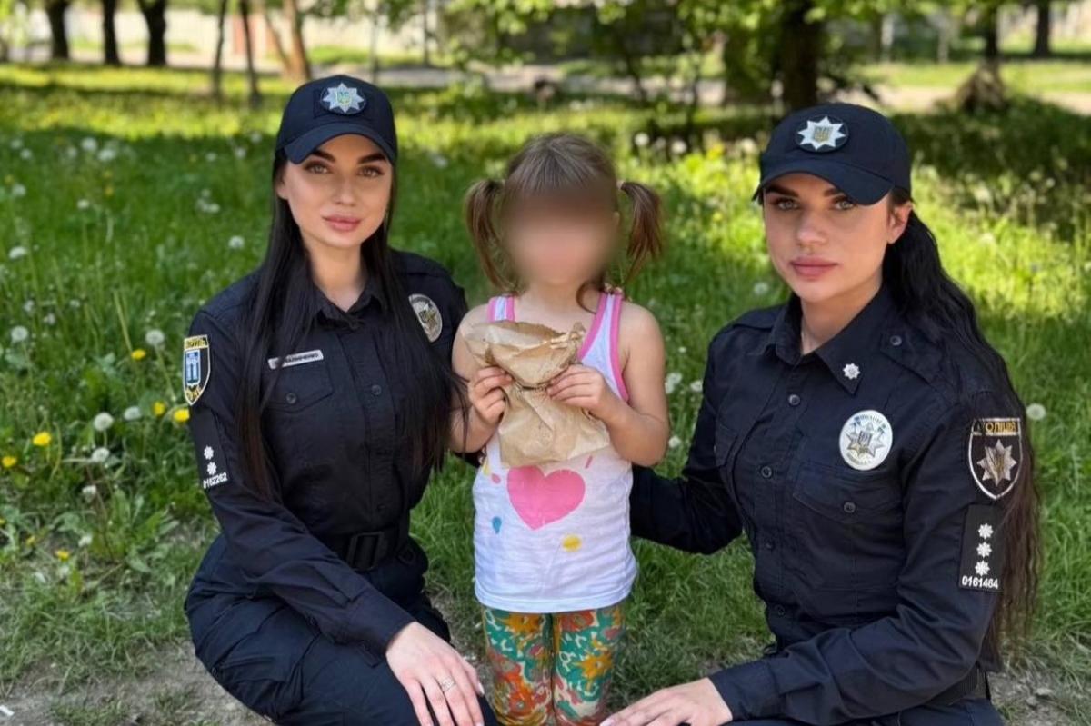 У Рівному патрульні допомогли 5-річній дівчинці, яка сама блукала вулицею