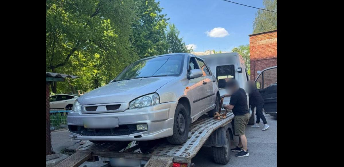 Рівненські патрульні евакуювали автомобіль водія, який припаркувався з порушеннями