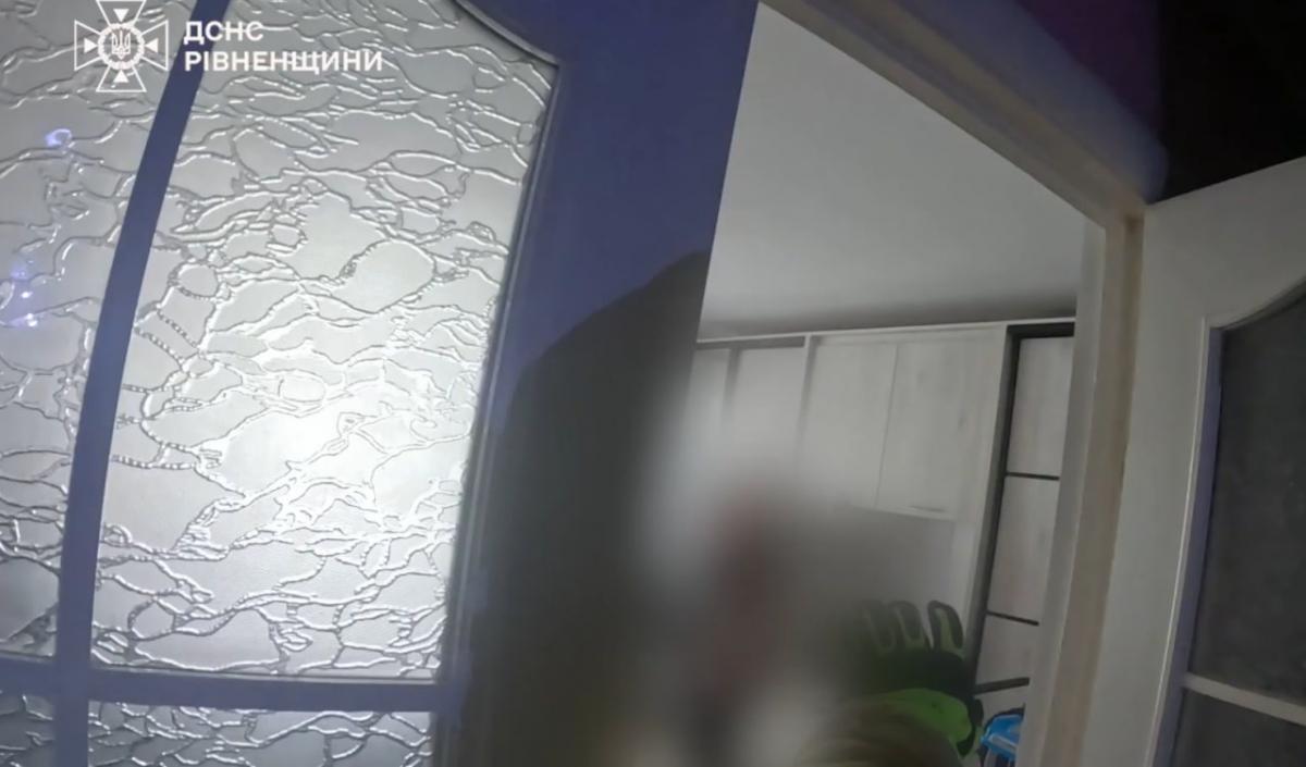 У Вараші рятувальники допомогли батькам потрапити до зачиненої в квартирі дитини (ВІДЕО)