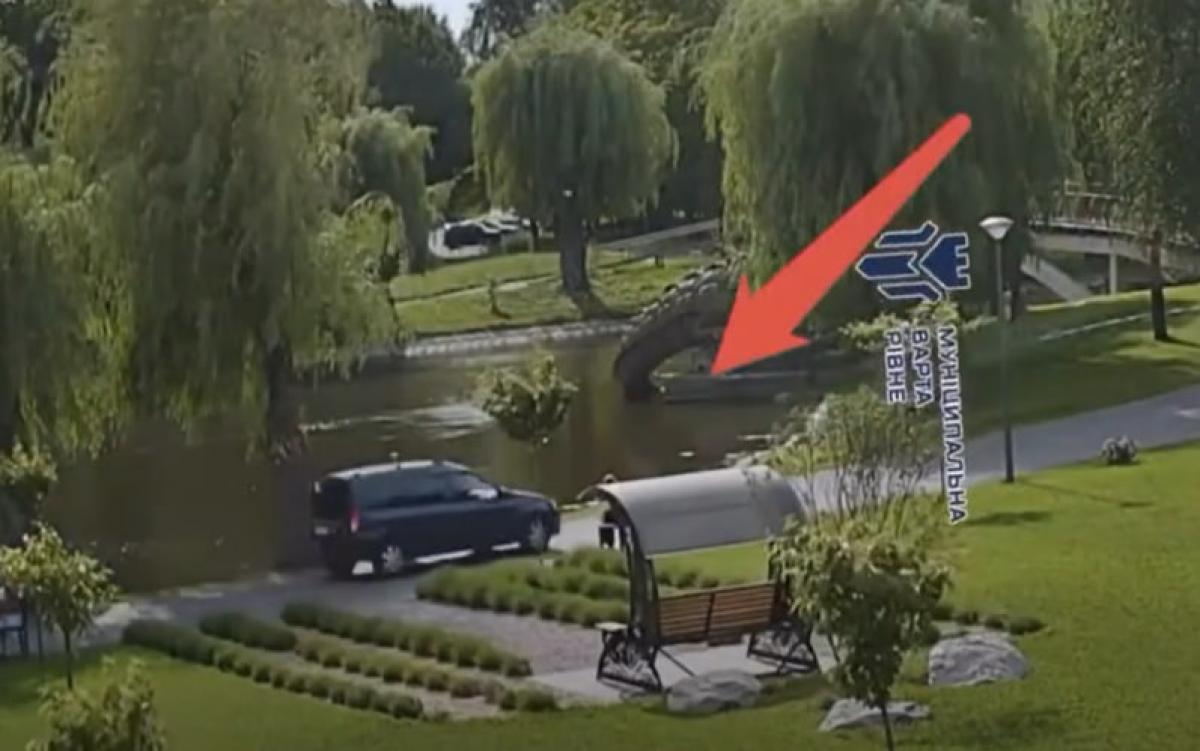 У Рівному водій заїхав автомобілем у Гідропарк і отримав штраф