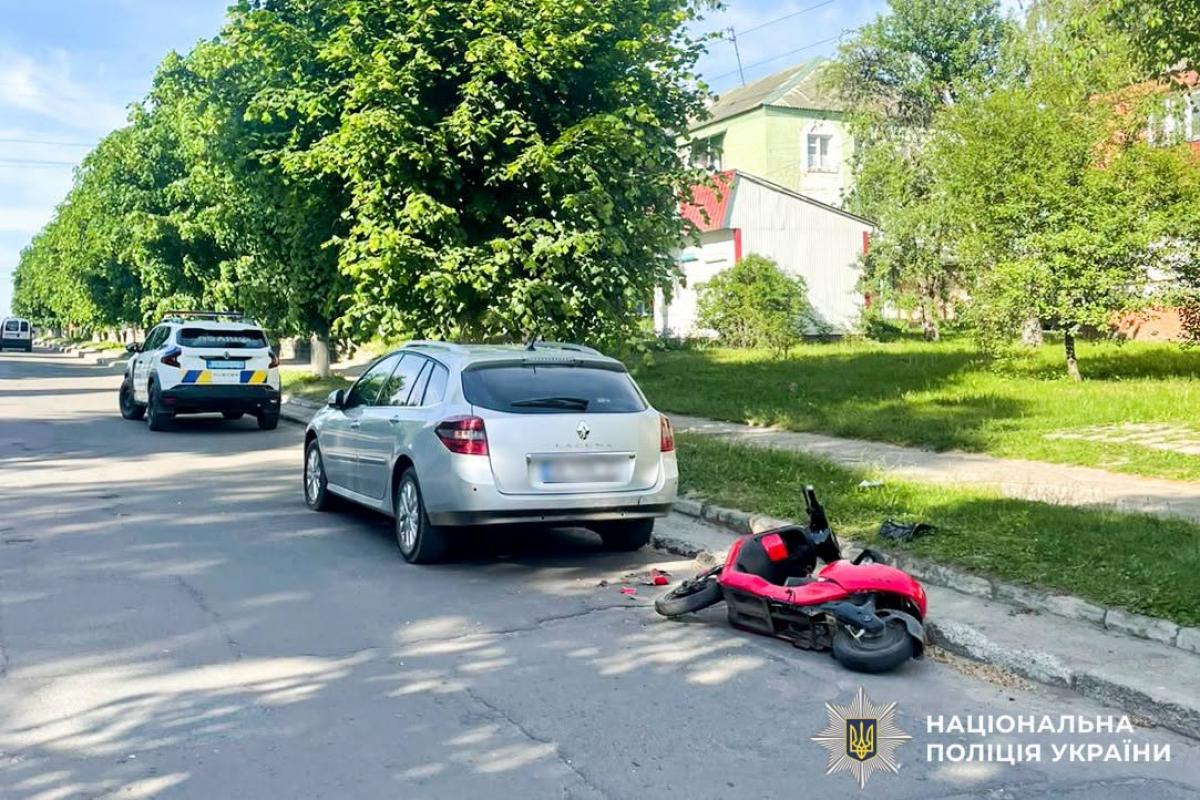 У Гощі 15-річний хлопець на електроскутері врізався в припарковане авто
