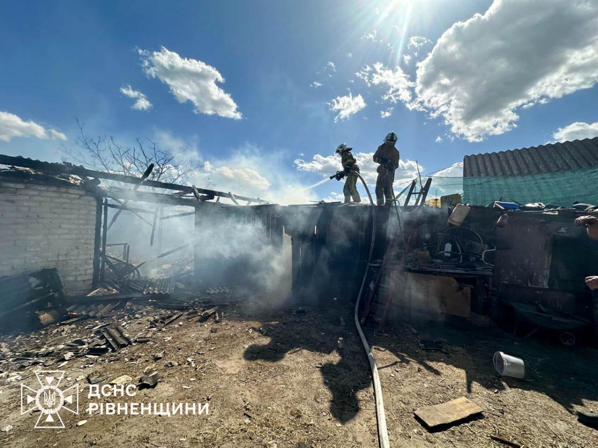 Горіла господарська будівля: на Рівненщині рятувальники не дали вогню перекинутися на житлові будинки