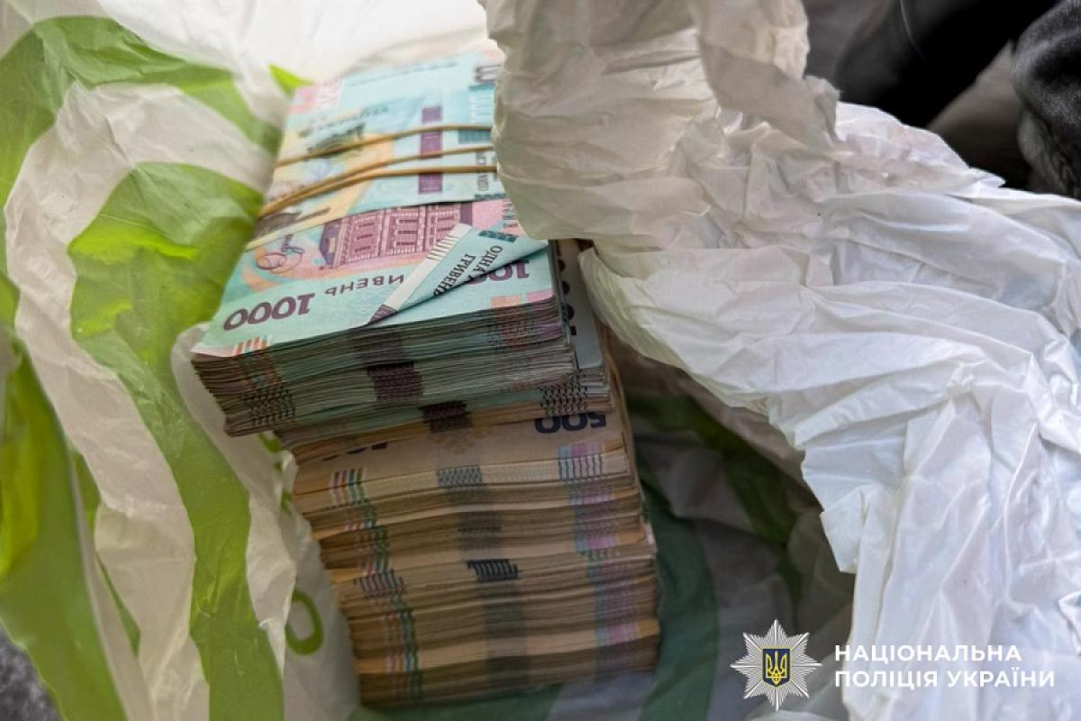 Рівненських шахраїв, які ошукали пенсіонерку на тисячі доларів, відправили до СІЗО