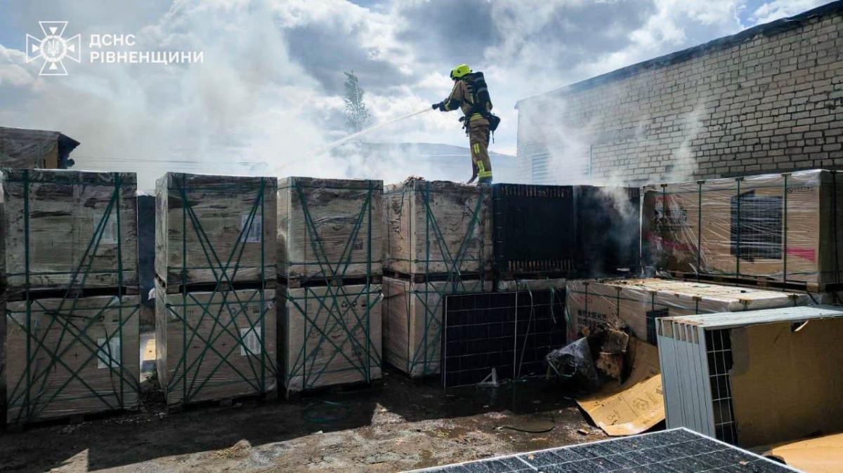 У Рівному на території підприємства сталася пожежа: знищено 300 сонячних панелей