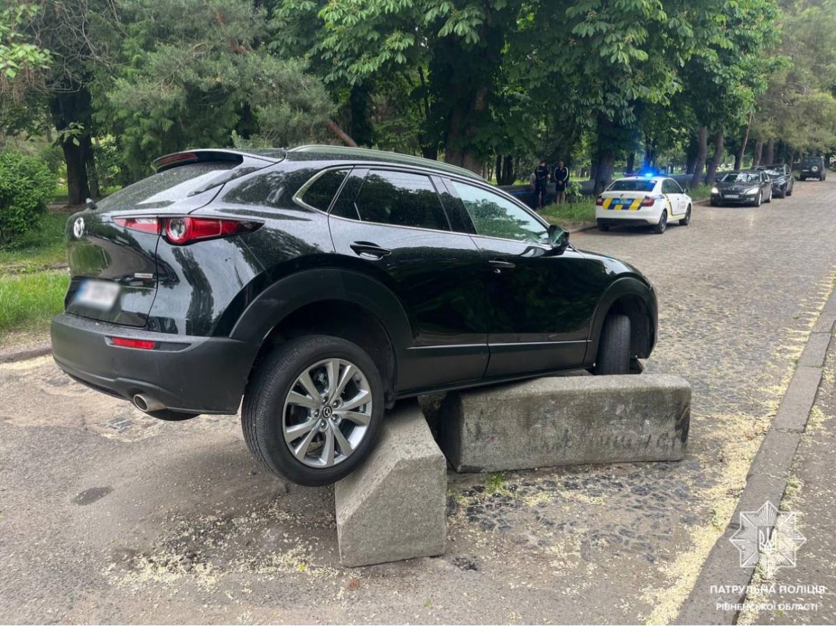 У Рівному водійка Mazda врізалася в бордюр: на неї склали протокол