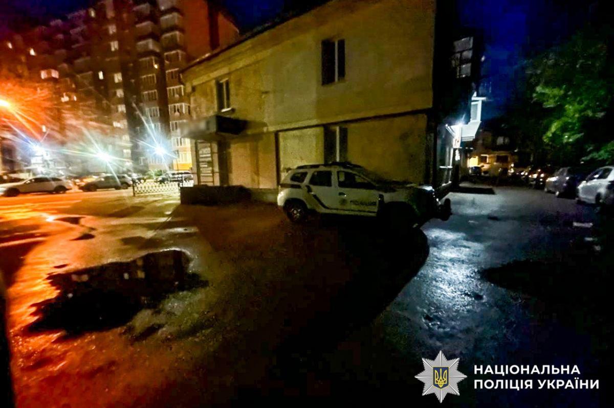 У Рівному затримали чоловіка за грабіж неповнолітньої на зупинці громадського транспорту