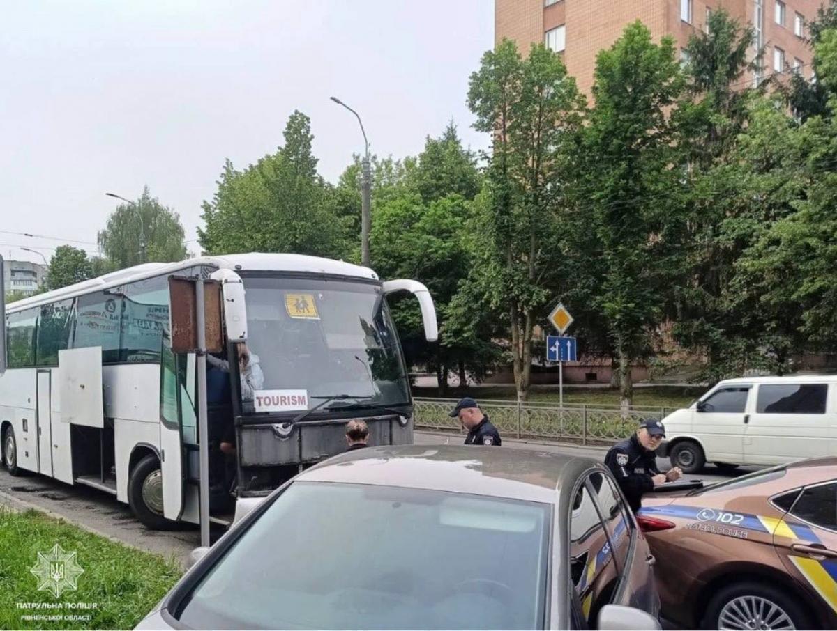 У Рівному патрульні виявили автобус із ознаками підробки VIN-коду