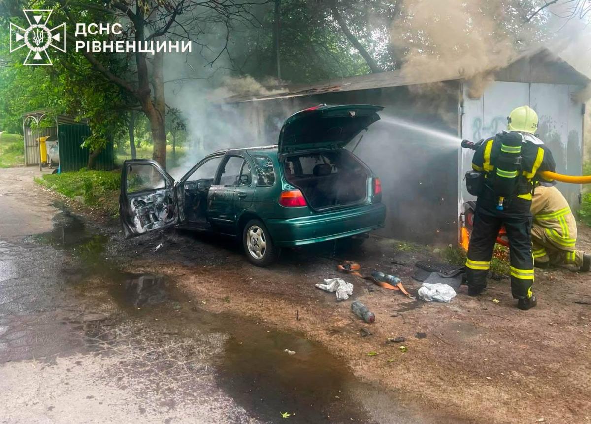 У Рівному загорівся автомобіль біля гаража: рятувальники не дали вогню поширитися