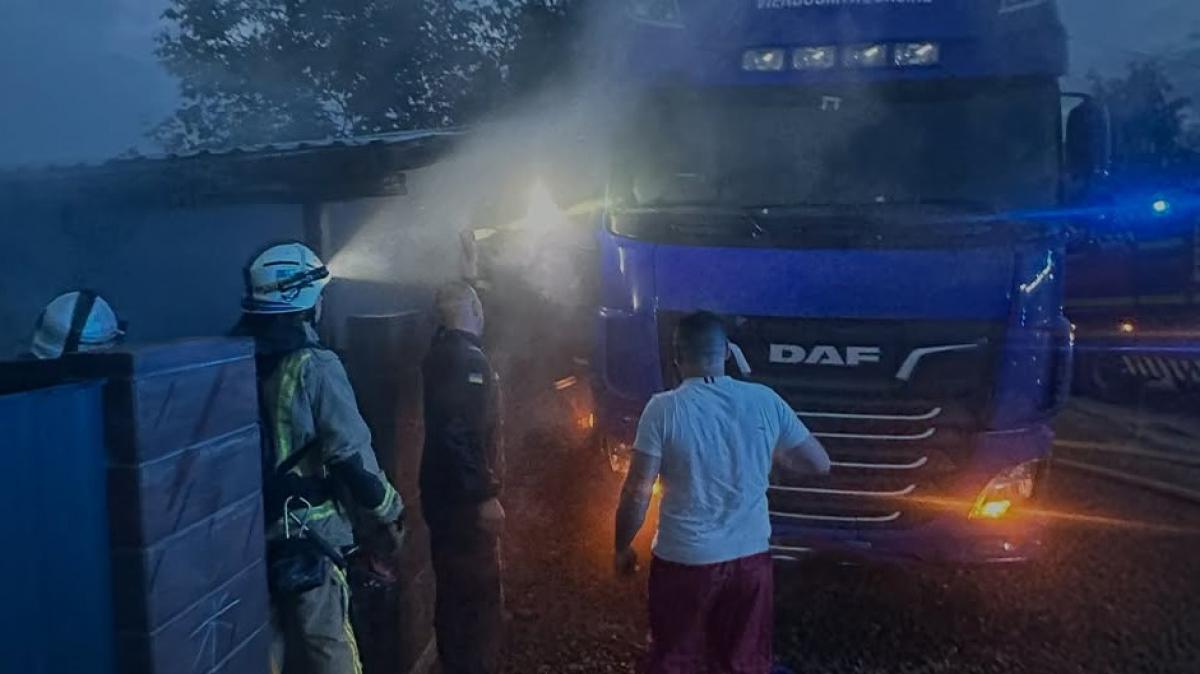 На Варащині вогнеборці врятували вантажівку від пожежі