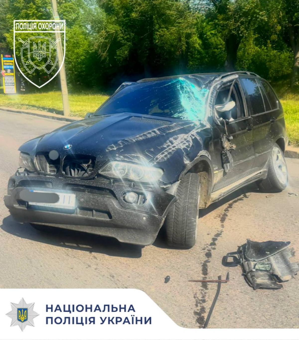 У Рівному поліцейські охорони врятували водія після перекидання позашляховика