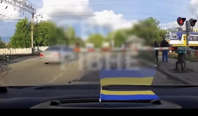 У Рівному водій проїхав залізничний переїзд на червоне світло (ВІДЕО)