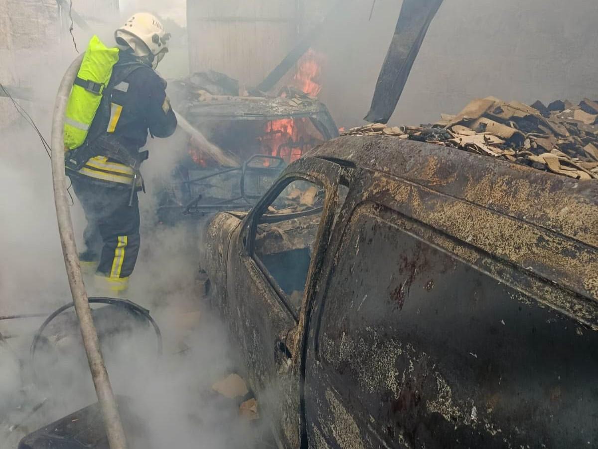 На Дубенщині під час пожежі згоріли два автомобілі та гараж