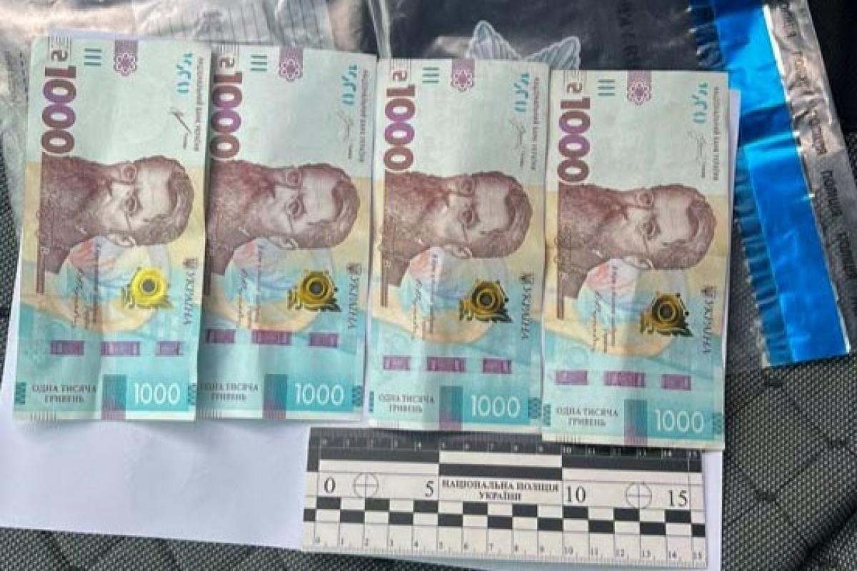 У Володимирці водій намагався відкупитися від поліції: поклав 4 тисячі гривень у службове авто (ВІДЕО)