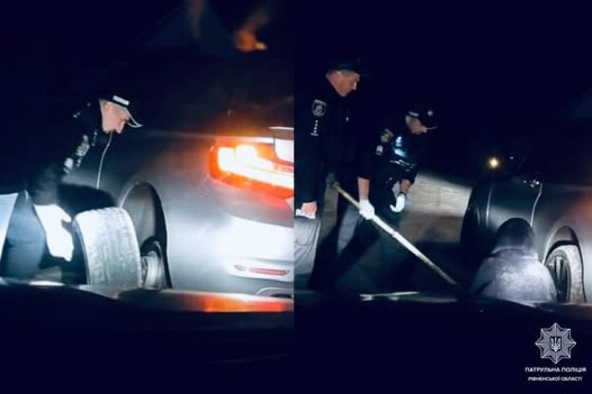 У Сарнах патрульні допомогли водійці замінити пошкоджене колесо