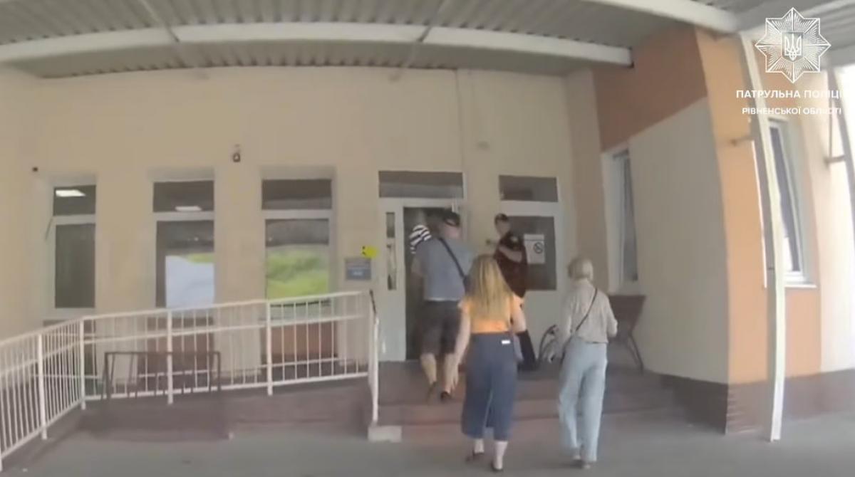 У Рівному патрульні оперативно супроводили травмовану дитину до лікарні
