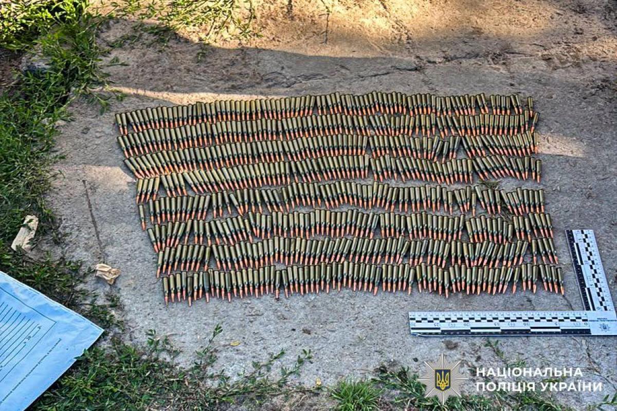 Знайшов у прикордонній зоні та приніс додому: на Рівненщині чоловік зберігав 600 патронів