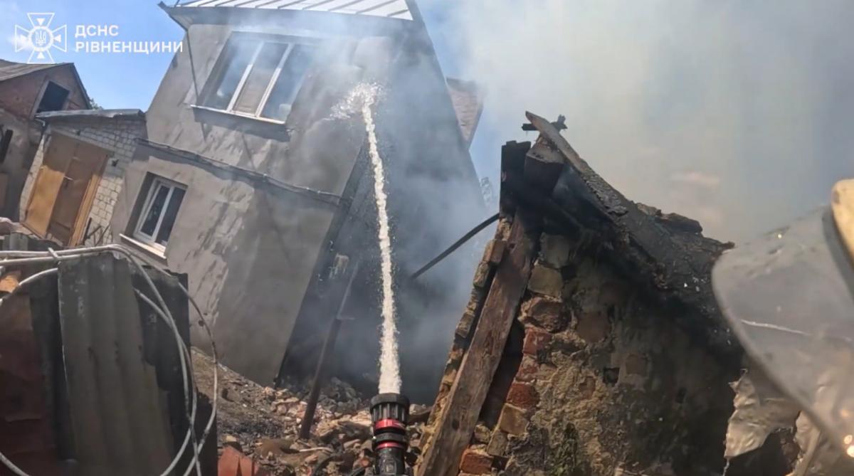 У Великому Олексині пожежа охопила господарську будівлю: рятувальники врятували два будинки