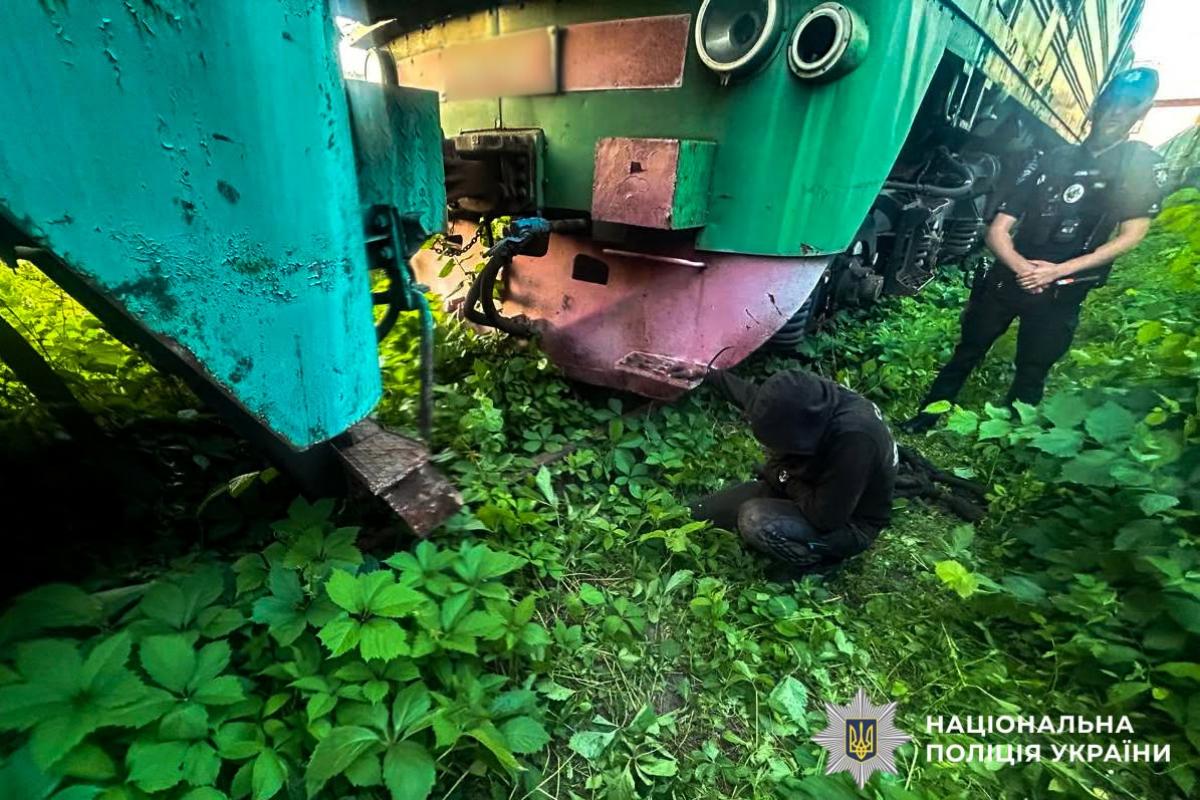 У Рівному затримали двох чоловіків за крадіжку мідних кабелів із тепловозів