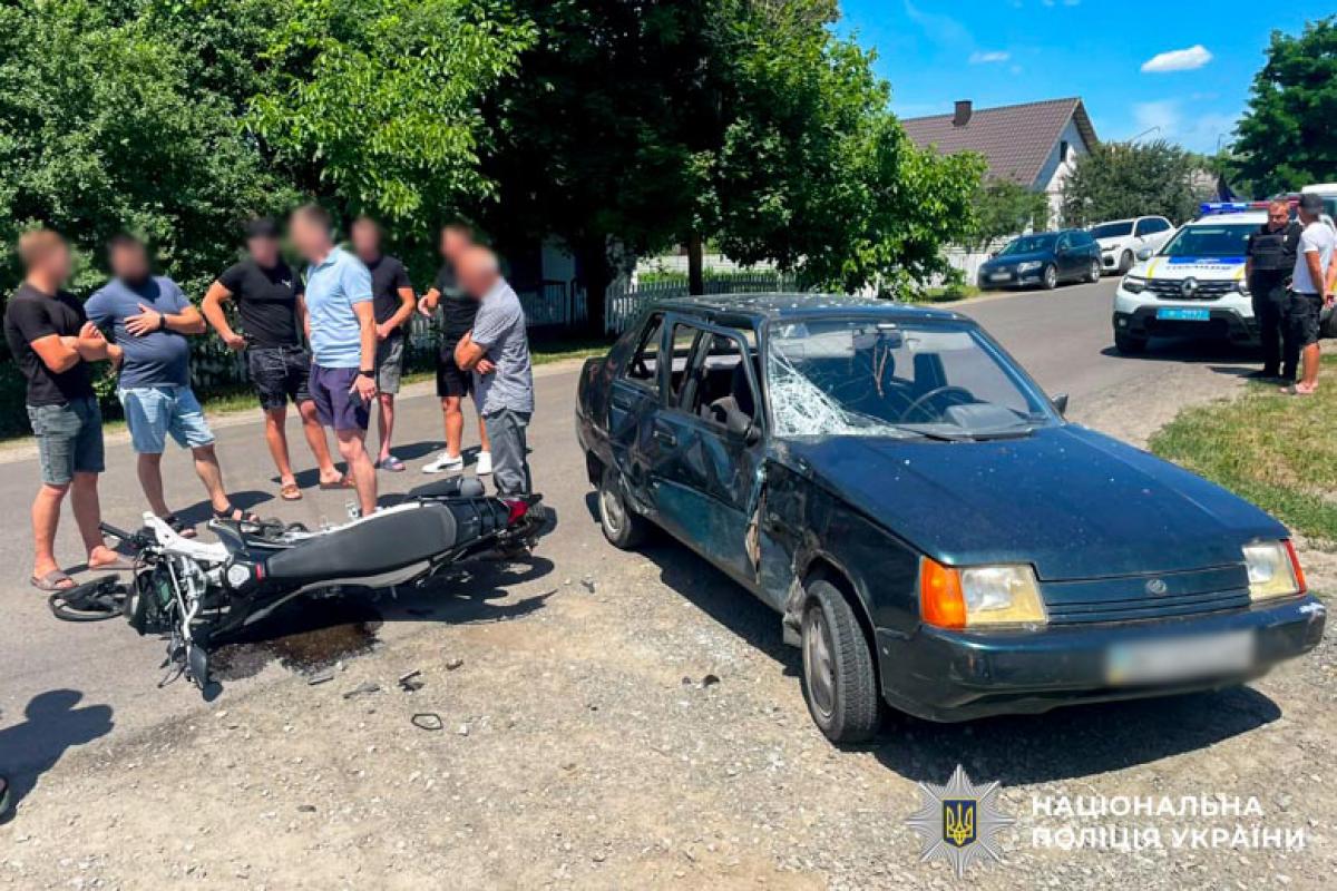 У Вараському районі зіткнулися легковик і мотоцикл: двоє людей травмувалися