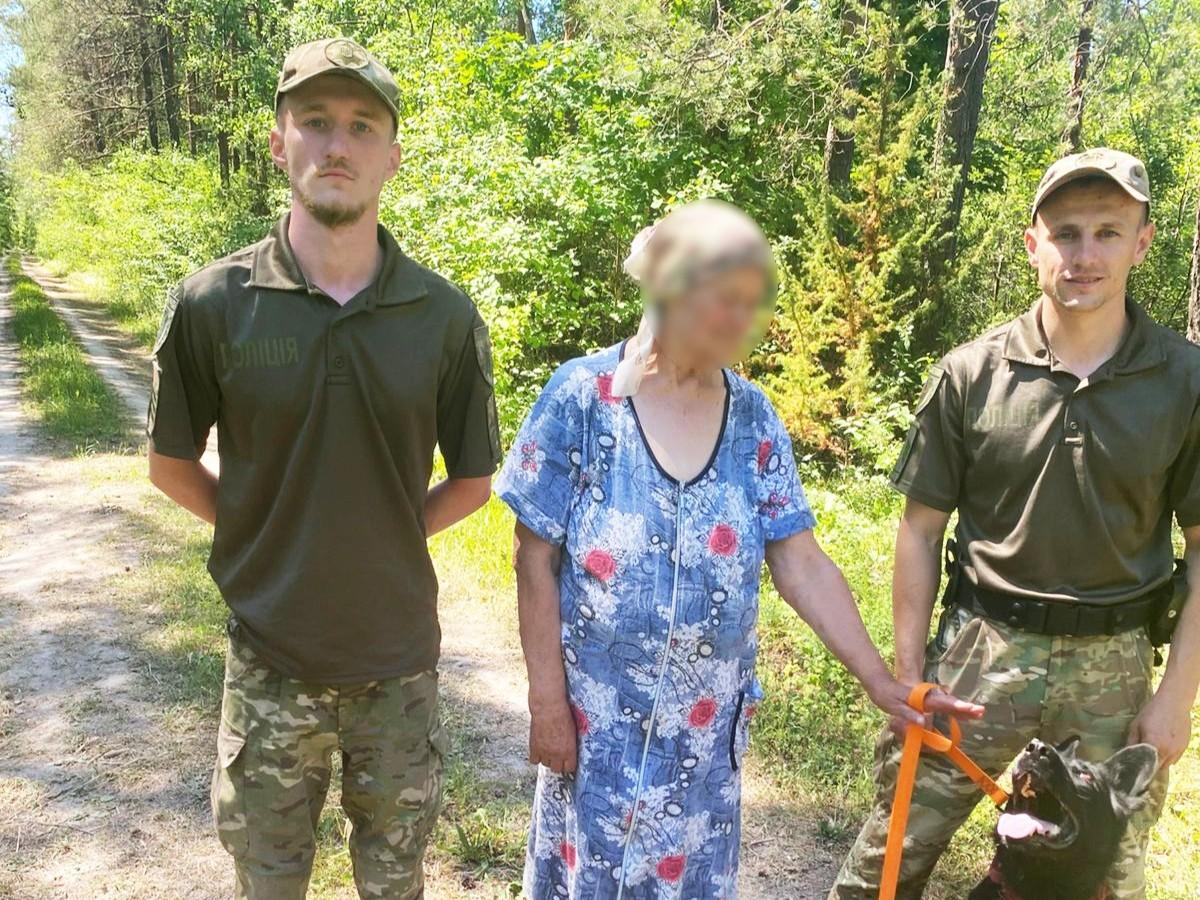 Дві доби блукала в лісі: на Рівненщині кінологи розшукали зниклу 75-річну жінку
