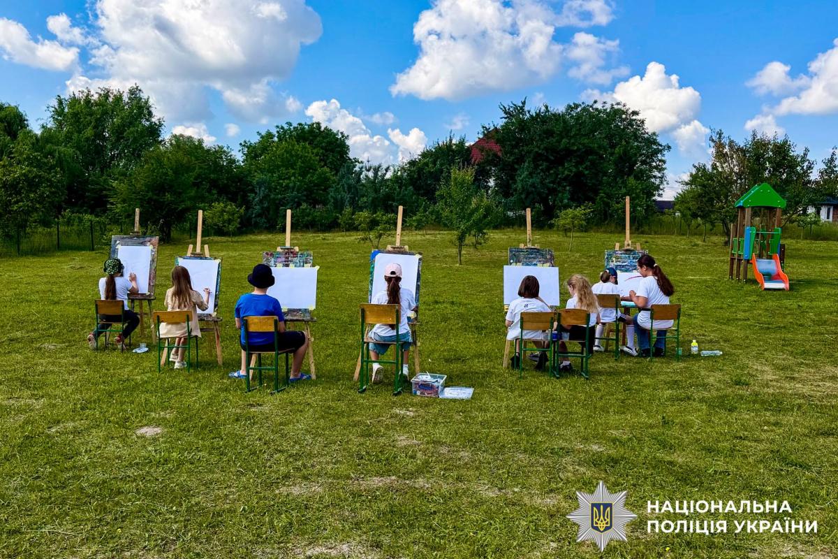 Конституція в кольорах дитинства: у Рівному поліцейські провели тематичний захід для дітей (ВІДЕО)
