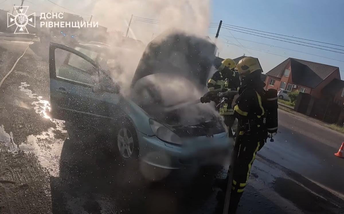 У Сарнах під час руху загорівся легковик 