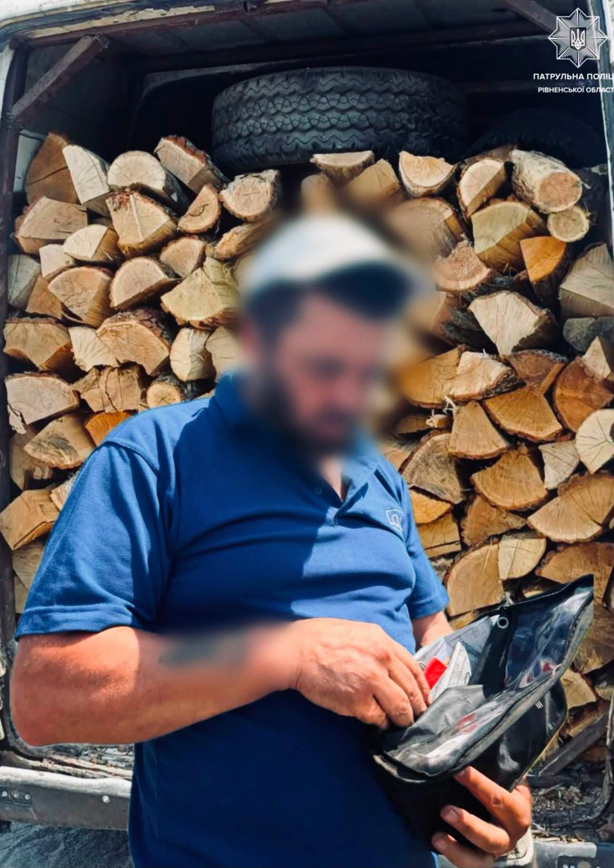 На Рівнещині патрульні зупинилися допомогти і виявили автомобіль із незаконною деревиною