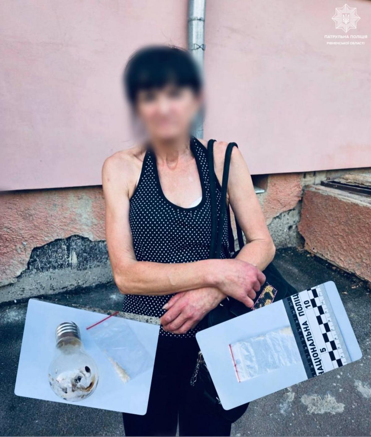 У центрі Рівного 50-річна жінка мала при собі ймовірні наркотики
