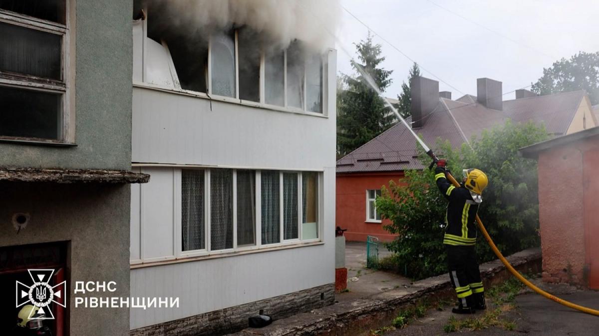 На вулиці Пластовій у Рівному горіла квартира: рятувальники евакуювали шістьох людей