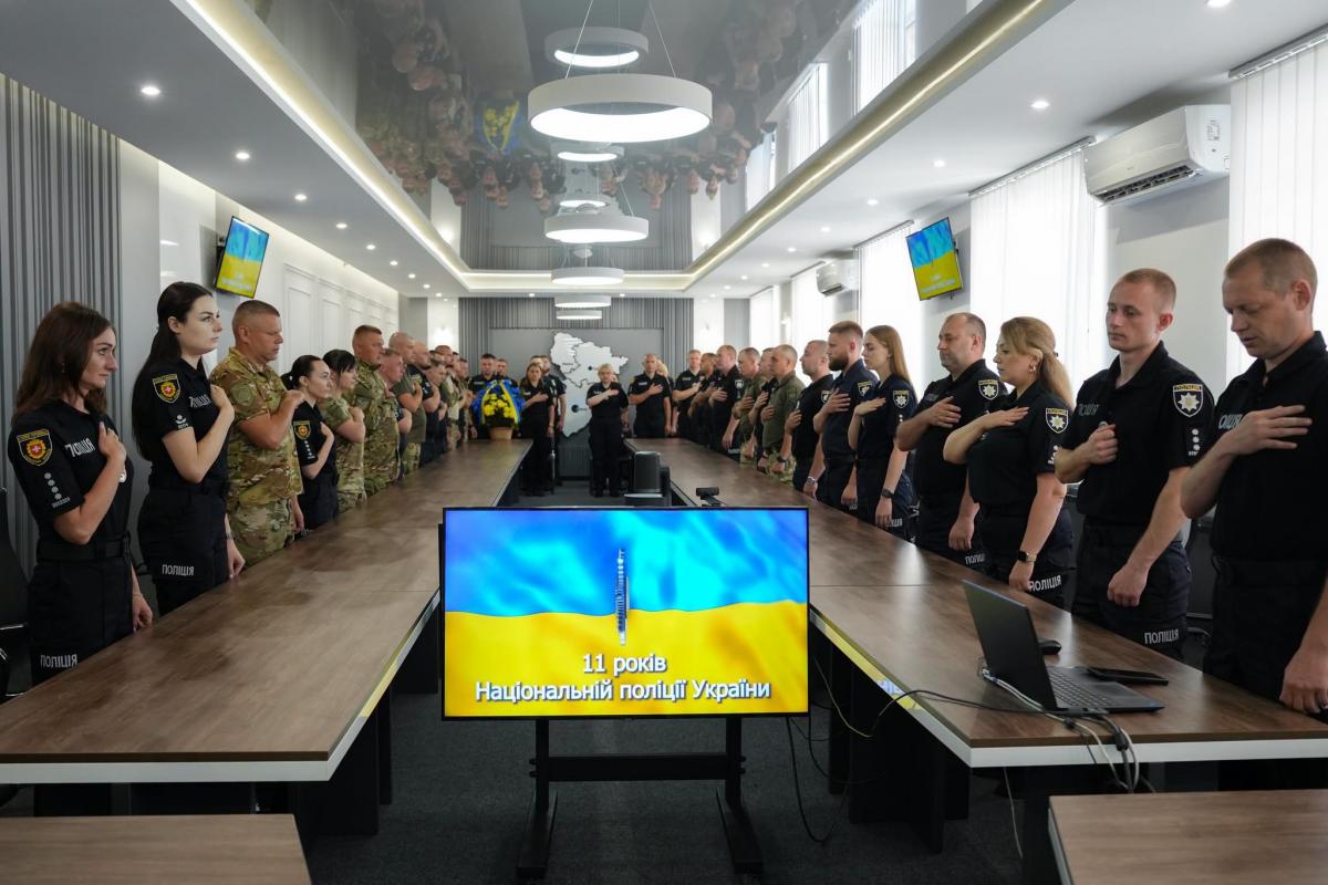 11 років на варті безпеки та правопорядку: на Рівненщині за сумлінну службу та відданість українському народу відзначили поліцейських (ФОТО)