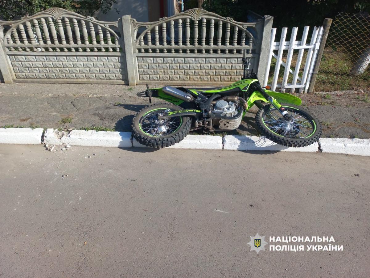 На Рівненщині неповнолітній мотоцикліст в'їхав у паркан і тяжко травмувався (ФОТО)