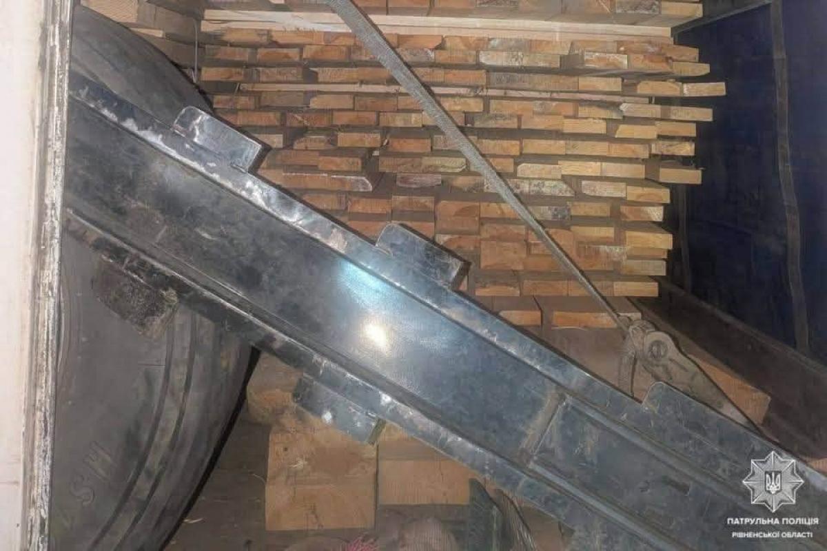 На Сарненщині патрульні зупинили дві вантажівки з піском і деревиною без належних документів