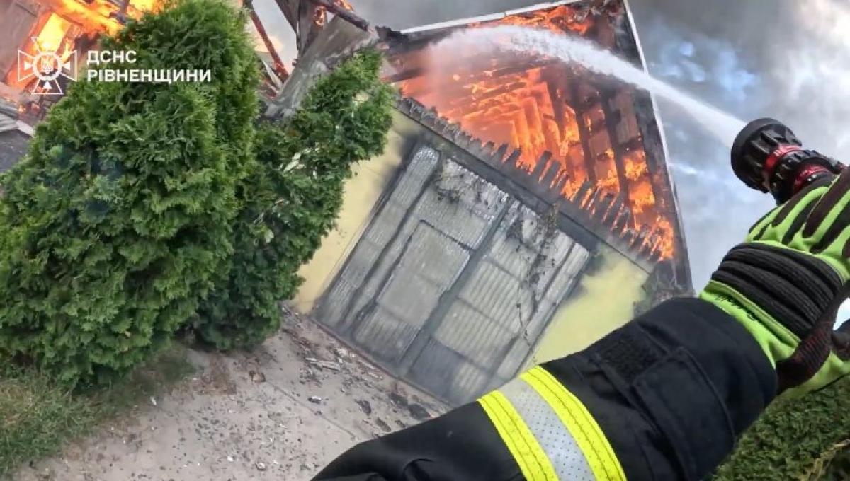 На Рівненщині під час пожежі господарських будівель постраждав чоловік (ВІДЕО)