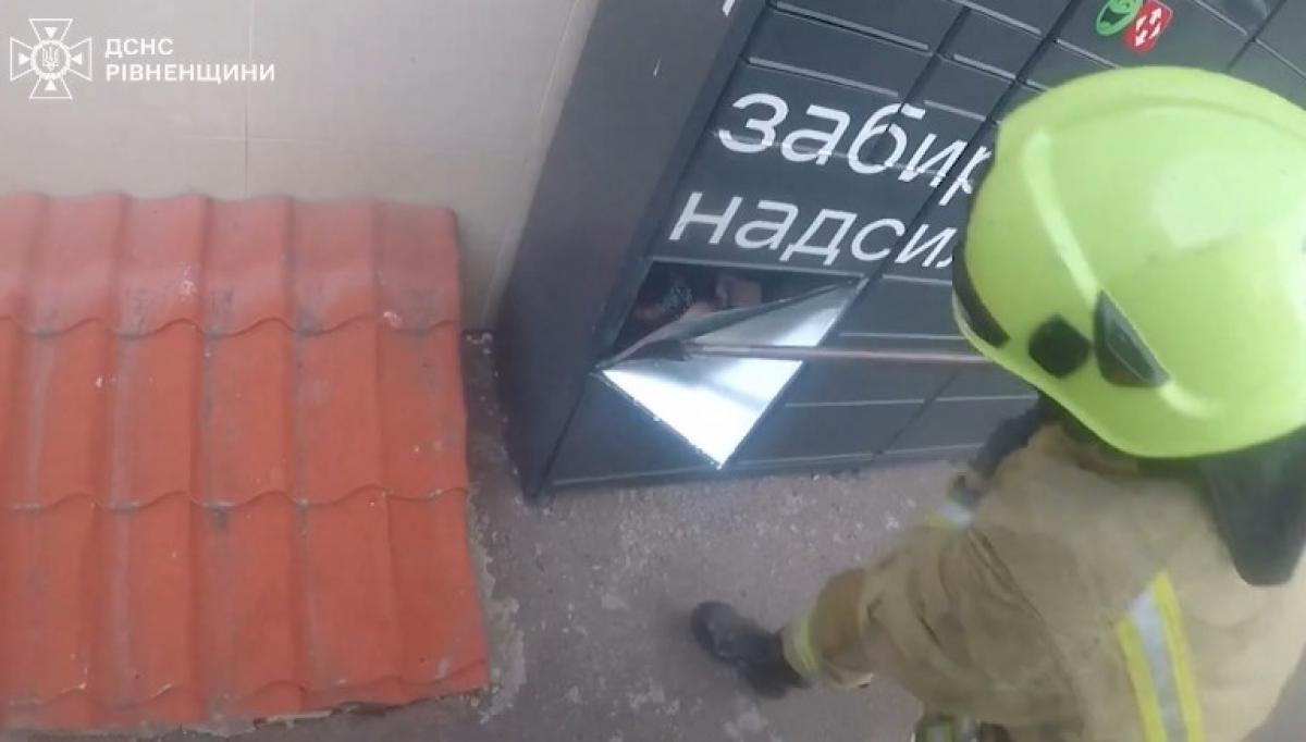 Курйоз у Рівному: дівчина випадково опинилася зачиненою в поштоматі (ВІДЕО)