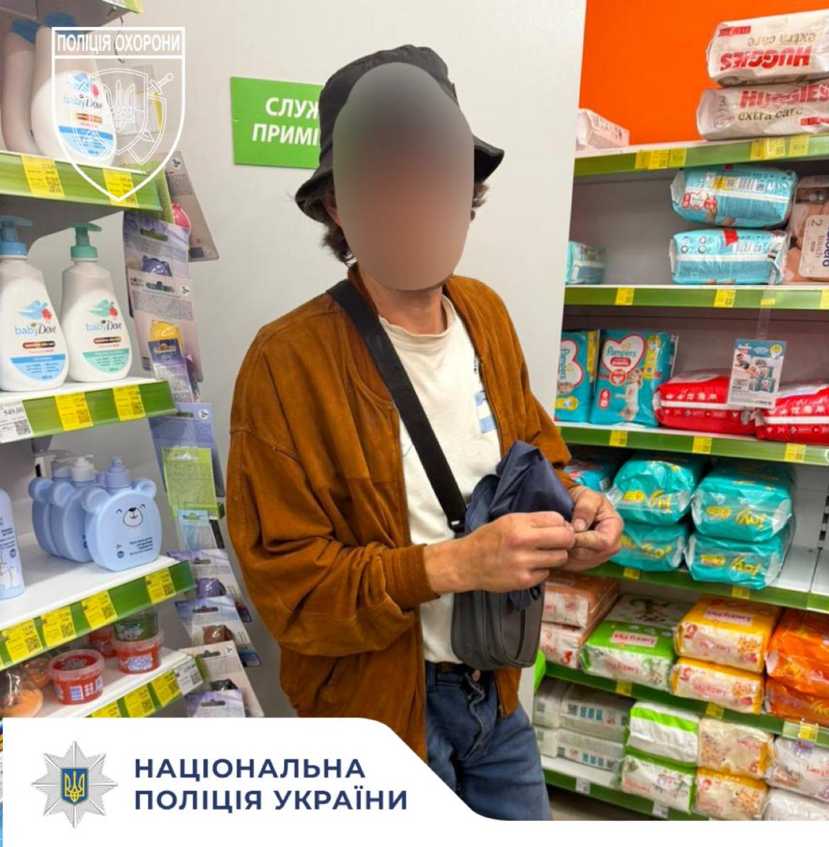 Спочатку ковбасу, потім - шампунь: у Рівному затримали чоловіка, який за годину двічі намагався обікрасти магазини