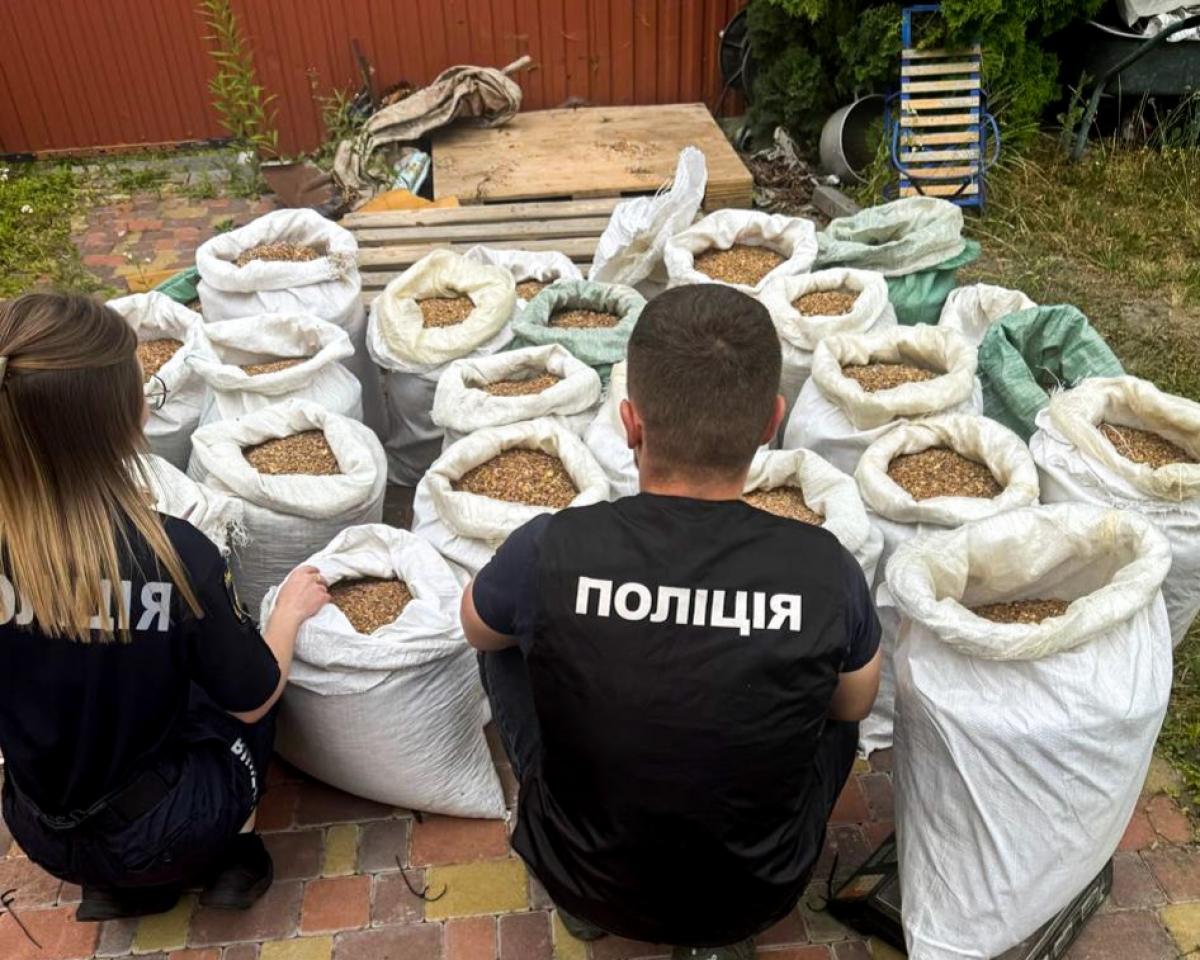 Бурштин на понад мільйон гривень вилучили у підпільному цеху на Сарненщині