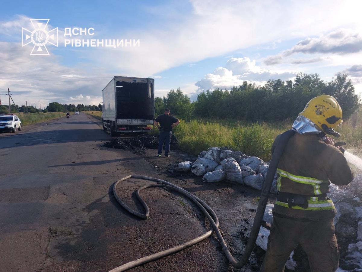На Рівненщині рятувальники не допустили знищення вогнем вантажівки (ФОТО)