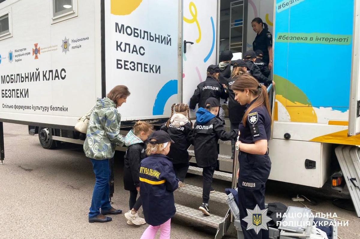Знання рятують: мобільний клас безпеки завітав до маленьких жителів Дубенщини