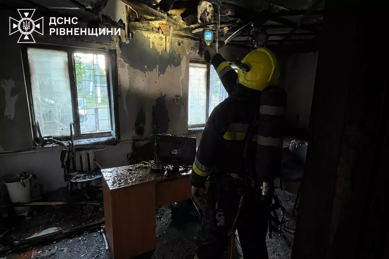 У Корці рятувальники ліквідували пожежу в адміністративній будівлі