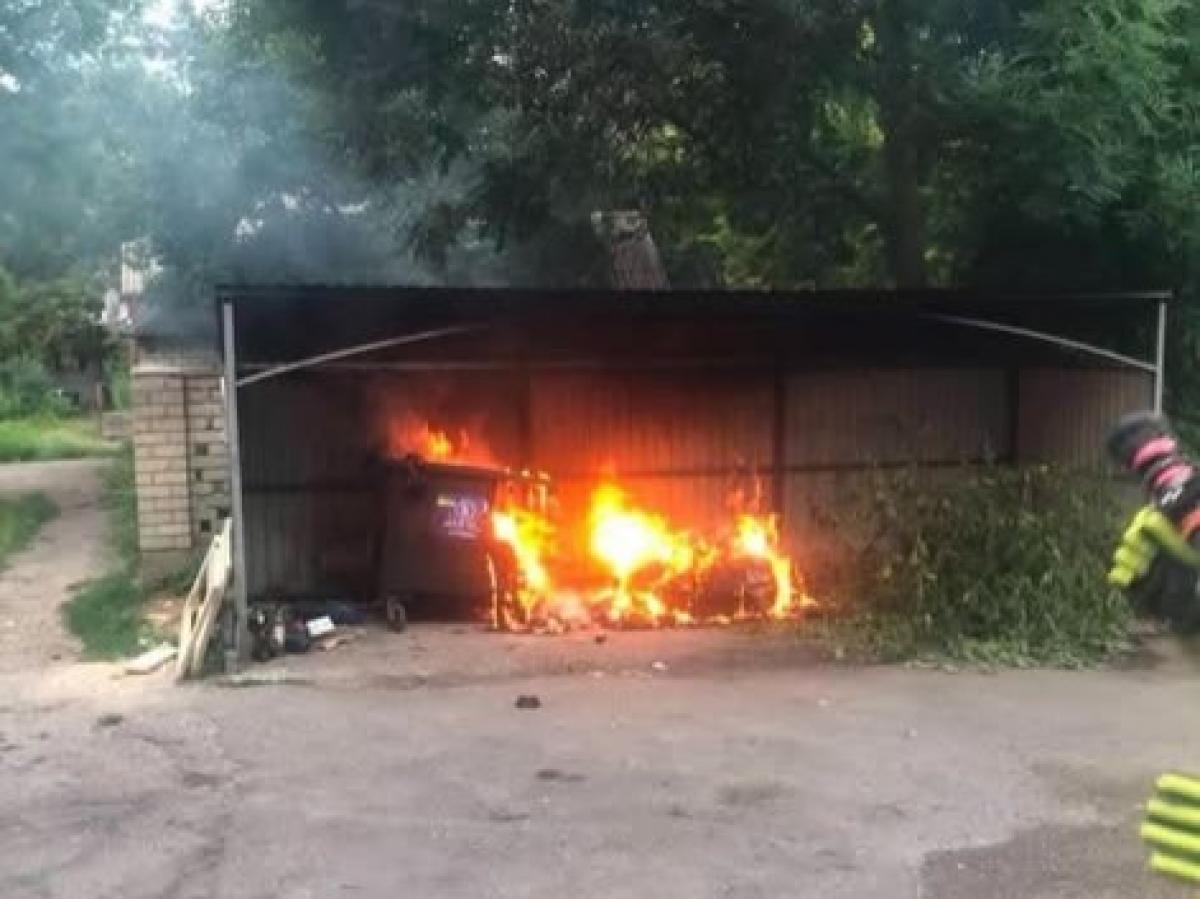 У Рівному знову підпалили сміттєві контейнери: цього разу згоріли два нові баки